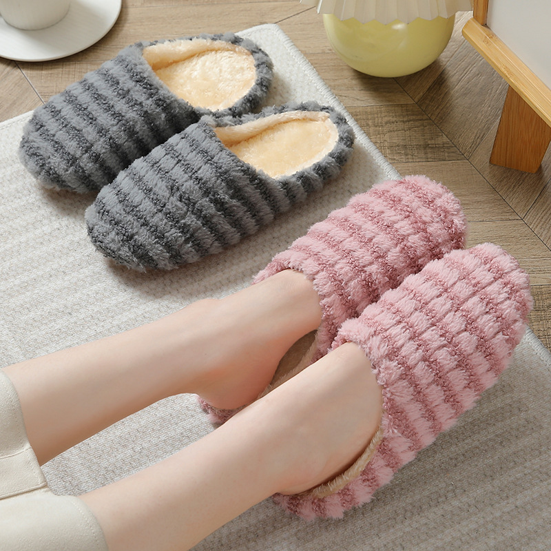 Eleganti pantofole da casa in  - Winter Clothing Material recensione e prezzo