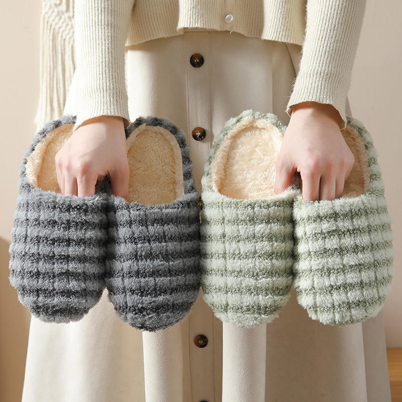 Eleganti pantofole da casa in  - Winter Clothing Material recensione e prezzo