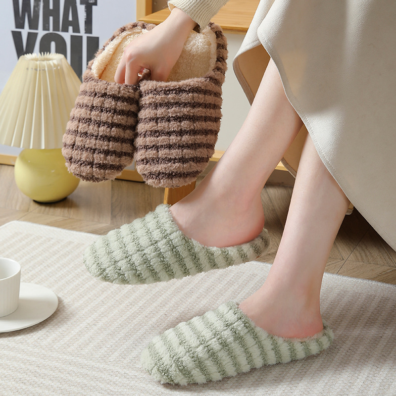 Eleganti pantofole da casa in  - Winter Clothing Material recensione e prezzo
